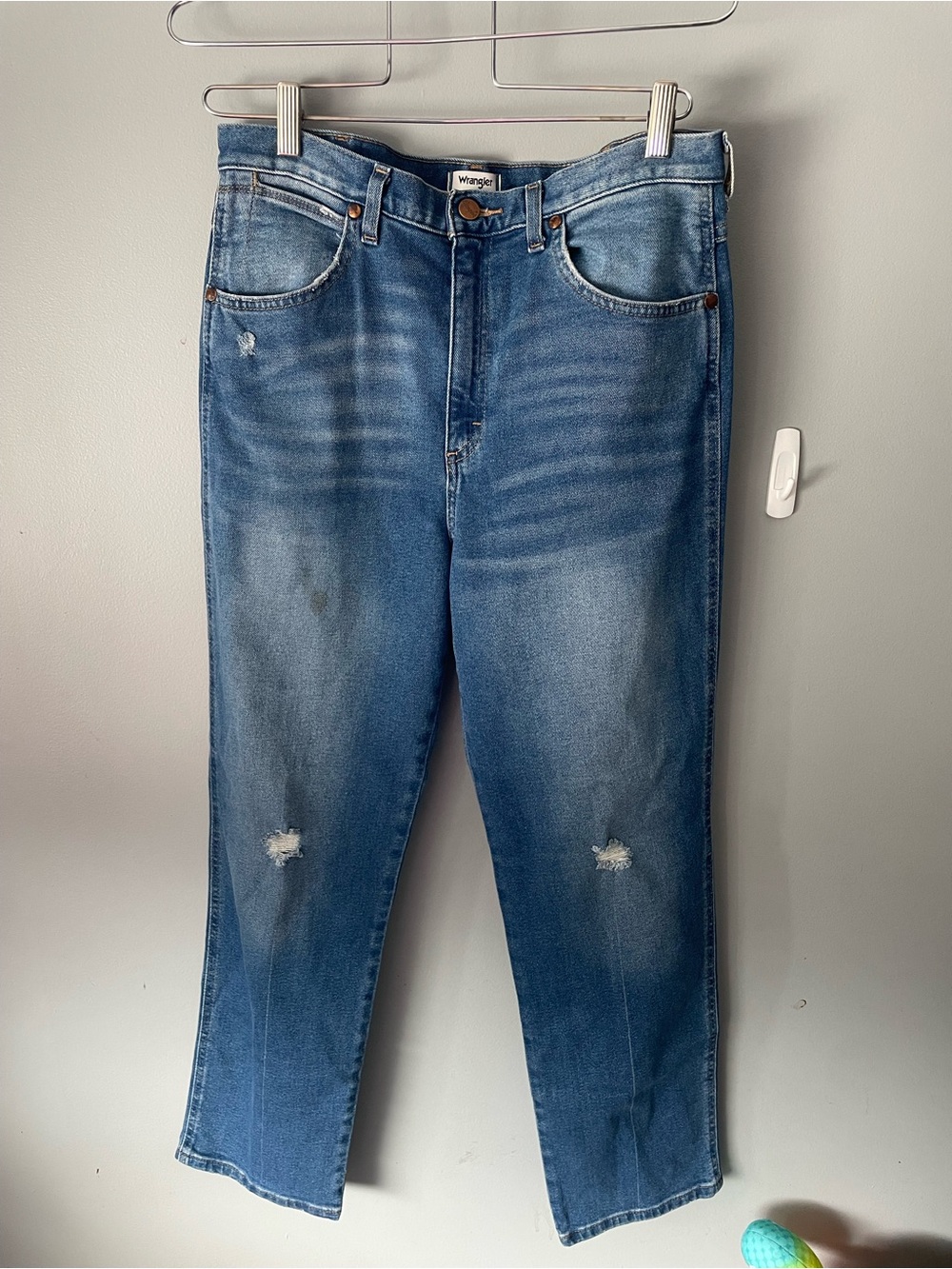 Wrangler women’s Blue Relaxed Fit Distressed Jeans